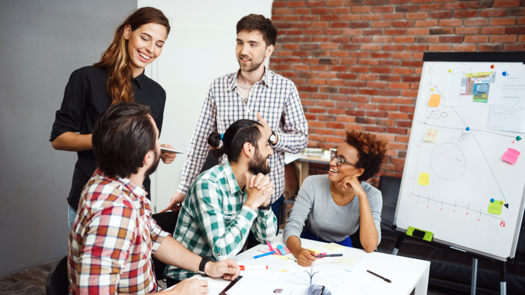 Jovenes en reunión de trabajo